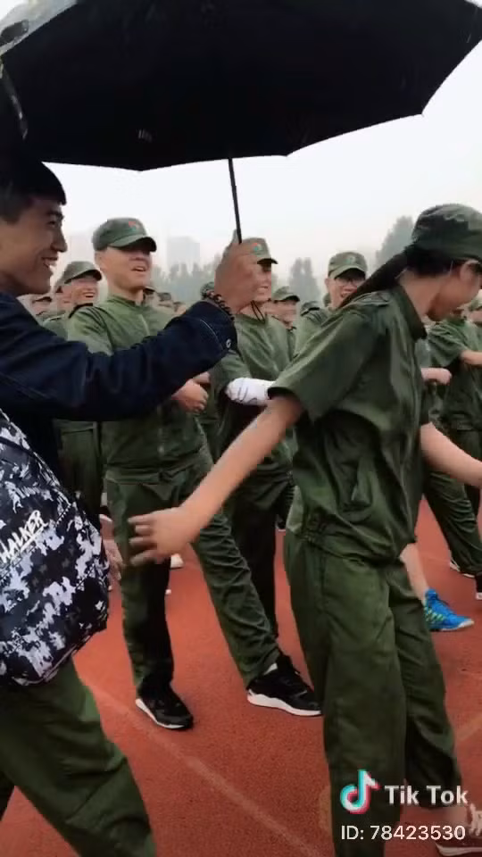 Hành động của chàng soái ca này chỉ cho đến khi cô gái vì ngại ngùng nên đã đưa tay đẩy ra thì anh chàng mới chịu dừng lại.