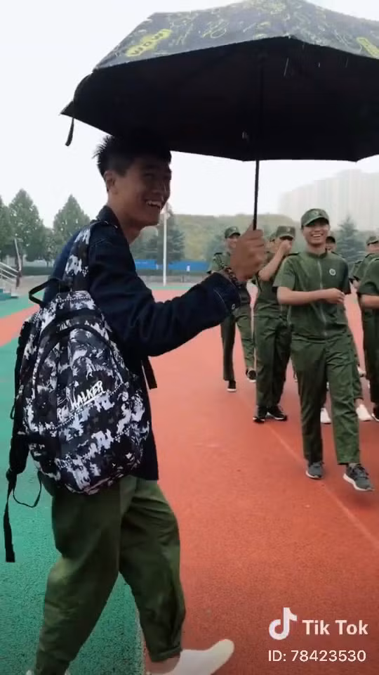 Tuy nhiên theo tìm hiểu, chàng trai và cô gái trong clip che mưa dễ thương chỉ là bạn bè chứ không phải người yêu như mọi người vẫn chia sẻ.