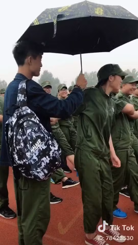 Dù bị "nếm trái đắng" nhưng anh chàng vẫn cười tươi hạnh phúc và lùi bước về sau.