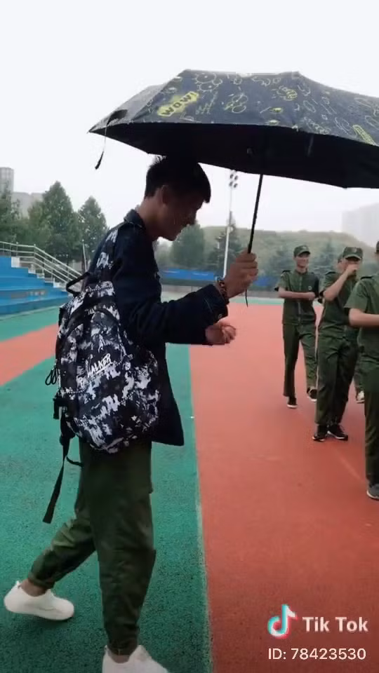 Hành động lãng mạn của chàng trai ngay lập tức "đốn tim" cư dân mạng. Rất nhiều các cô gái đã thi nhau chia sẻ lại clip này kèm theo dòng trạng thái điển hình như "giá mà có ai đó làm hành động này chắc chắn sẽ yêu ngay" hay "người ăn không hết kẻ lần chẳng ra".