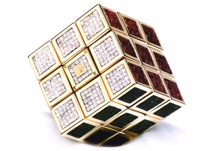 Khối lập phương Rubik vẫn là trò chơi câu đố bán chạy nhất thế giới hiện nay. Với 350 triệu đơn vị của khối đồ chơi được bán trên toàn thế giới kể từ năm 2009. Mỗi bên được trang trí với 185 carat đá quý bao gồm amethysts, ngọc lục bảo và hồng ngọc. (Ảnh:Vietq.vn)