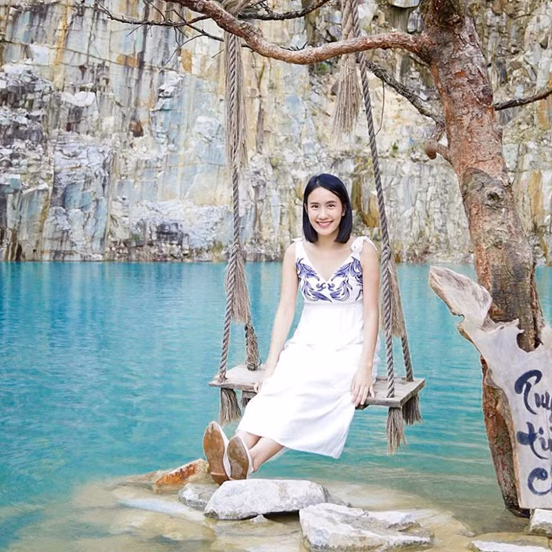 Hot girl 9X này đã check-in hầu hết các địa điểm nổi tiếng của thành phố sương mù như Tuyệt Tình Cốc, Tiệm bánh Cối xay gió, rừng thông, chợ đêm Đà Lạt…