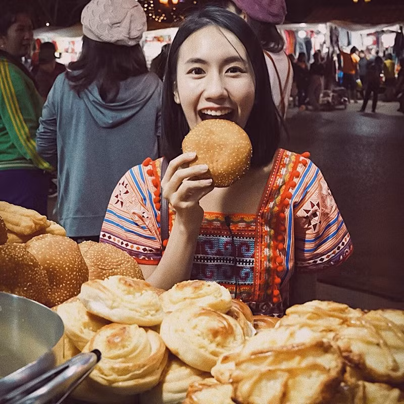 Không chỉ chụp ảnh, Mayy R còn để lại lời đánh giá cho những món ăn mình đã thưởng thức tại Đà Lạt. Hot girl Thái Lan này dành nhiều lời khen cho bánh mì: "Bánh mỳ giòn bên ngoài và mềm ở trong. Thực sự rất thích!".