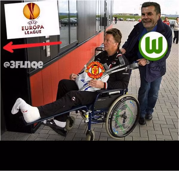 Xoay quanh trận thua của Man United, thì cư dân mạng đã đưa ra bức ảnh chế HLV Wolfsburg đã đẩy xe đẩy tiễn Luis Van Gaal xuống chơi tại Cúp C2.