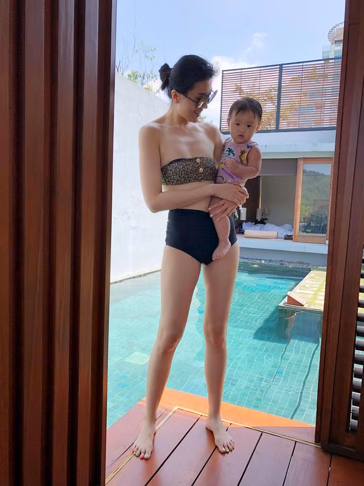 Dù chưa biết cha đứa trẻ con của Soái Quân có phải đại gia hay không nhưng người ta vẫn thấy cuộc sống của người đẹp này khá viên mãn khi cô bị bắt gặp ra vào biệt thự lộng lẫy, luôn có người theo sát bảo vệ.