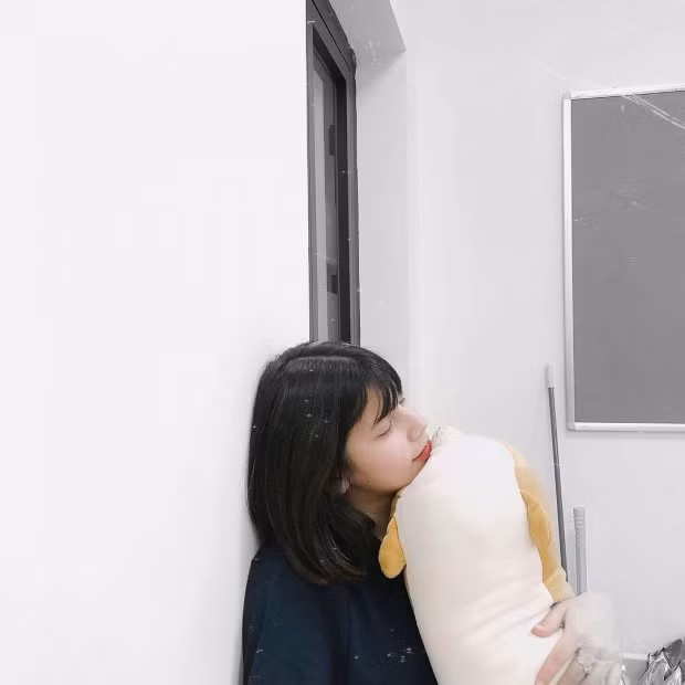 Sự ngây thơ, trong sáng và đặc biệt nhan sắc "xinh hết phần thiên hạ" đã giúp Ebra Lê chiếm được cảm tình từ CĐM.
