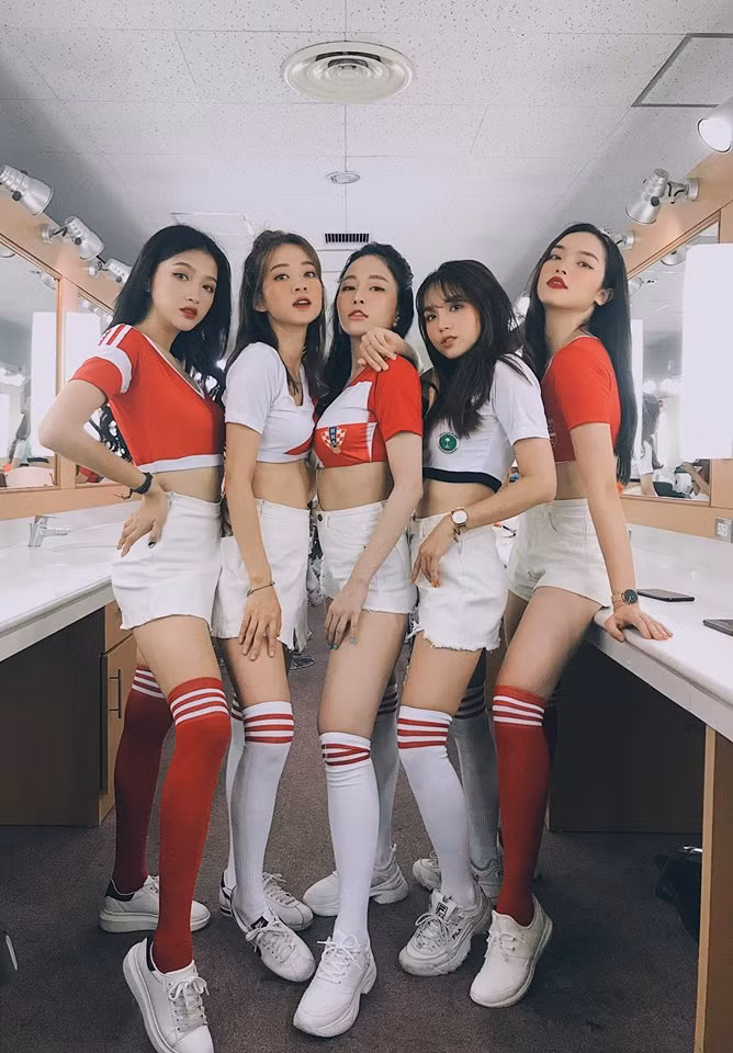 Thời điểm khai mạc World Cup 2018 chỉ còn được tính bằng giờ và sau khi Việt Nam mua được bản quyền truyền hình, dân mạng không chỉ được xem những trận cầu gay cấn mà còn được ngắm dàn hot girl Việt xinh như hoa trên sóng truyền hình.
