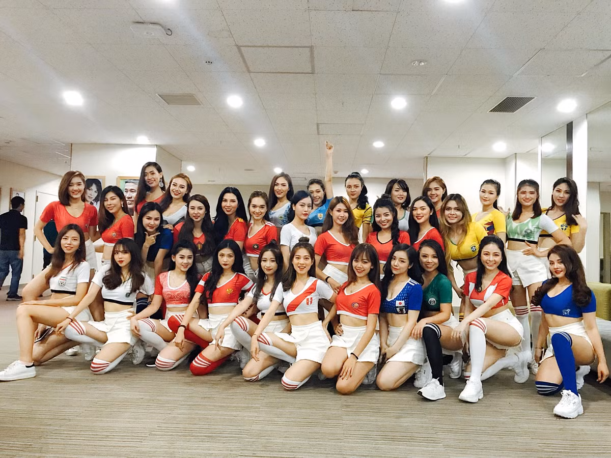 Dàn hot girl đại diện cho 32 quốc gia đã sẵn sàng lên sóng phục vụ cho những ngày nóng cùng World Cup.