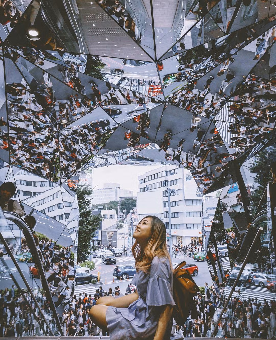 Khi chụp ảnh nhớ để ý một chút về vị trí đứng của mình sao cho vừa lấy được toàn bộ background vòm kính, vừa không làm cản trở đến lối đi của những người xung quanh.
