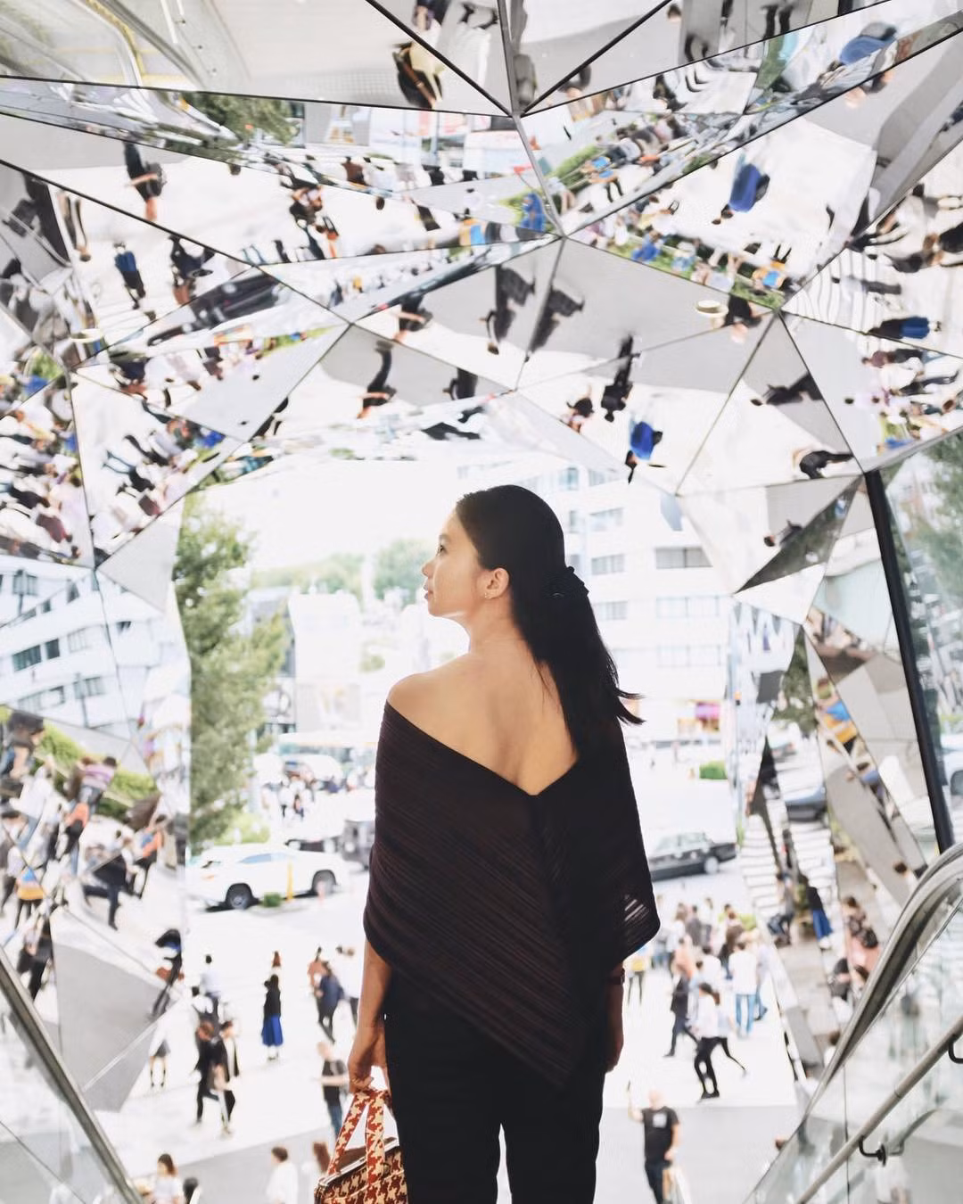 Để di chuyển đến Tokyu Plaza, bạn có thể đi các tuyến tàu điện ngầm tại các ga như JR Harajuku, ga Yoyogikoen tuyến Tokyo Metro Chiyoda, ga Meijijingu Mae tuyến Fukutoshin hoặc ga Yoyogi Hachimangu tuyến Odakyu.