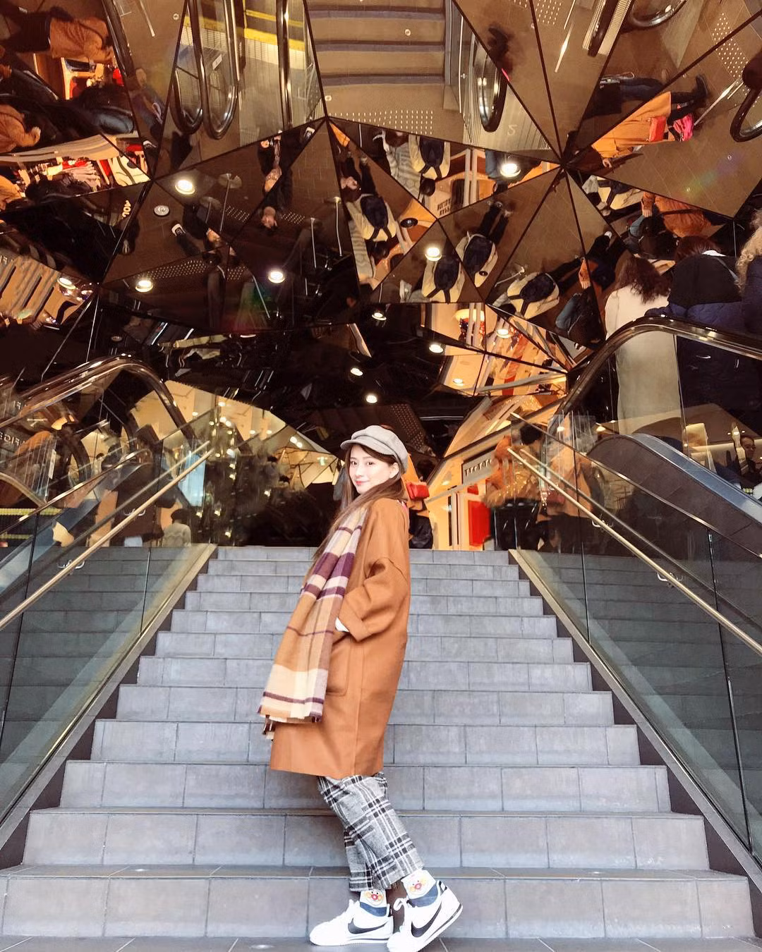 Tokyu Plaza Omotesando Harajuku là Trung tâm thương mại nằm đối diện Laforet Harajuku. Vừa bước vào cửa của trung tâm thương mại này, bạn sẽ "loá mắt" với phần mái vòm khổng lồ.