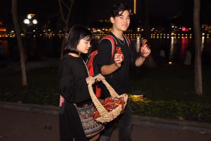 Rất nhiều những trai xinh, gái đẹp ở Hà thành đã xuống đường, trên tay họ là những túi muối được trang trí hết sức cầu kì.