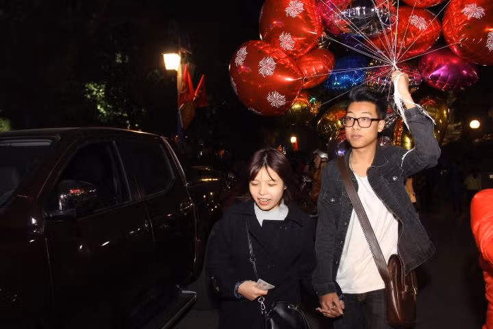"Đầu năm mua muối, cuối năm mua vôi", hoạt động bán muối trong đêm giao thừa của các bạn trẻ tuy đã khá quen thuộc nhưng vẫn thu hút được rất nhiều sự ủng hộ của mọi người.