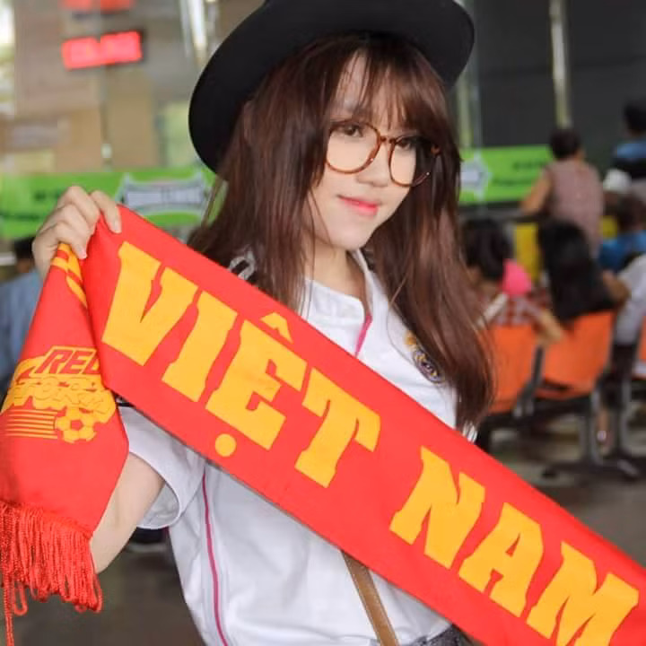 Hầu hết tất cả các dân mạng trong đó có nữ CĐV xinh đẹp Thùy Dung đều tự tin và tin vào một chiến thắng của thầy trò HLV Park Hang Seo để giành tấm vé đi thẳng vào trận chung kết.
