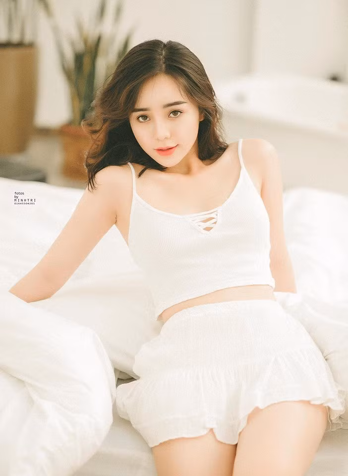 Diện áo hai dây mong manh, hot girl Quỳnh Kool khoe khéo vóc dáng nuột nà.