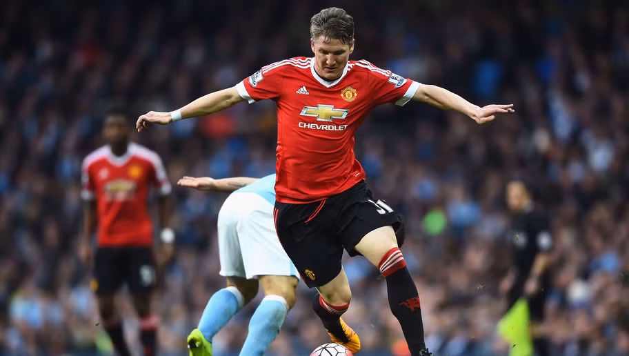 Bastian Schweinsteiger bị ảnh hưởng rất nhiều bởi tuổi tác, lão tướng này không còn đủ sức thi đấu trọn vẹn 90 phút. Còn với Mourinho, ông là HLV rất thích sự chặt chẽ, đặc biệt là các cầu thủ thi đấu ở tuyến tiền vệ phải có sức càn lướt. Việc tiền vệ người Đức phải ra đi là rất cao.
