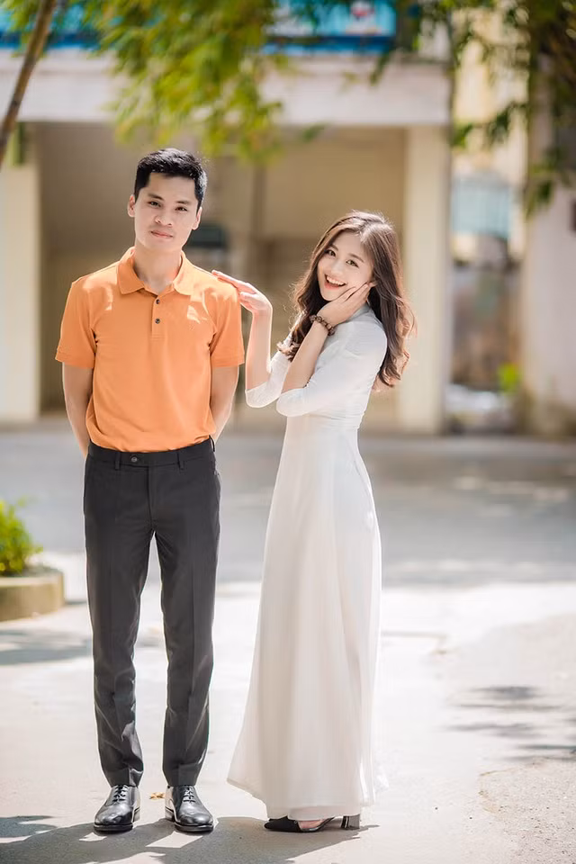 Trái với khoảnh khắc dịu dàng trong tà áo dài, ngày thường, Bảo Ngọchay mặc những bộ trang phục cá tính, năng động như áo phông quần jean hoặc quần short.