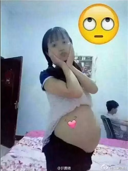 Theo tìm hiểu, cư dân mạng đã ngay lập tức tra thông tin và phát hiện ra cô gái mới chỉ sinh ngày 8/1 năm 1999, anh “chồng” sinh ngày 26/3 năm 2000. Như vậy, cặp đôi bố mẹ này mới lần lượt 17 và 16 tuổi, tương đương với độ tuổi học cấp 3.