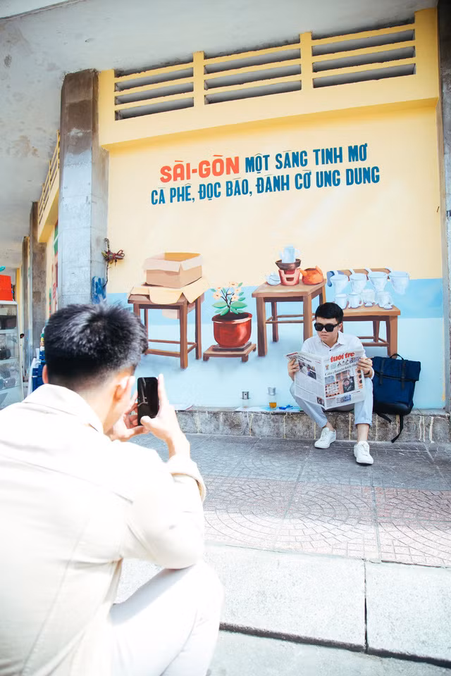Được biết, dự án "Việt Nam sau tay lái" là công sức và tâm huyết của 8 bạn trẻ đến từ Hà Nội và TP HCM để giúp 2 thành phố lớn nhất Việt Nam trở nên dễ thương bằng những hình ảnh đẹp, quen thuộc với cuộc sống hàng ngày.