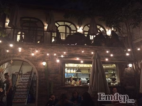 Để tìm được quán cafe này không hề khó, bạn sẽ dễ dàng bị ấn tượng bởi một quán cafe xinh đẹp nằm ngay giữa phố Tống Duy Tân.