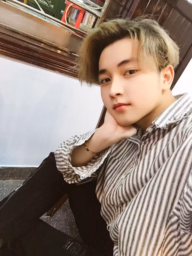 Hoàn chia sẻ mình sinh năm 1999 đang học trường Cao Đẳng Du lịch Đà Nẵng. Cậu bạn tham gia Tik Tok bản Trung rồi chuyển sang chơi Tik Tok Việt từ những ngày đầu mới xuất hiện nên xây dựng được "thương hiệu" trên MXH này.