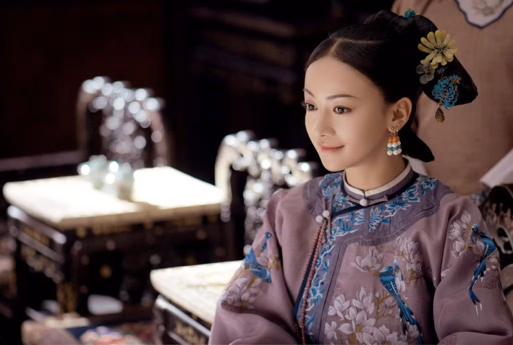 Ngô Cẩn Ngôn bất ngờ nổi tiếng sau thành công của phim cổ trang Diên Hi công lược. Vào vai nữ chính Ngụy Anh Lạc, Ngô Cẩn Ngôn mang đến hình tượng nhân vật nữ hiếm có trên màn ảnh nhỏ. Khán giả Trung Quốc đánh giá nữ diễn viên 28 tuổi không chỉ có ngoại hình thanh tú mà còn là ngôi sao biết diễn xuất.