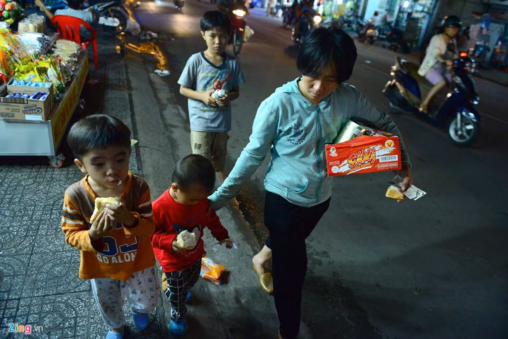 Bốn mẹ con cố gắng dìu dắt nhau qua những ngày gian khó.