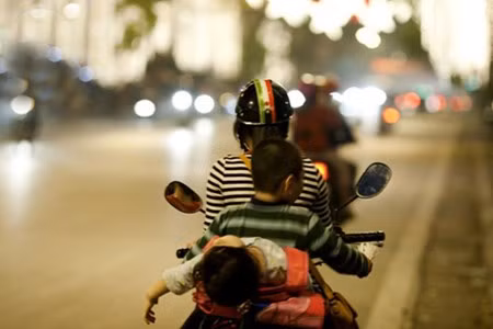 Bà mẹ không biết con mình đang ngả ra sau ngủ ngon lành?