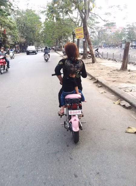 Đứa trẻ ngồi lệch trên xe.