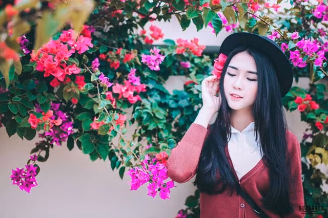 Trước đó, cô nàng 9X xinh đẹp học mạnh môn Văn và từng sở hữu bảng thành tích cực khủng ở bộ môn này. Tường Linh từng giành giải Nhì học sinh giỏi Văn cấp Tỉnh lớp 9, HCĐ Olympic Văn toàn miền Nam lớp 10, giải Nhất HSG Văn cấp Tỉnh lớp 11 và 12, giải Khuyến Khích HSG Văn cấp Quốc gia lớp 12, 12 năm liền HSG xuất sắc.