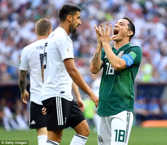 Cũng từ một miếng đánh vào cánh của Kimmich, các cầu thủ Mexico đã trừng phạt sự lơ là của ĐT Đức ở phút 36, nhận bóng từ Vela, Lozano bứt tốc xuyên phá vào cánh phải của Kimmich trước khi có cú quặt bóng bằng chân trái cực dẻo hạ bộ đôi trung vệ Boateng và Hummels rồi cuối cùng là nã một pha sút bóng "sấm sét" vào góc gần khiến Neuer không kịp trở tay.
