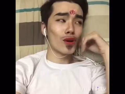 Năm 2015 là năm "tỏa sáng" thực sự của thảm họa MXH Kenny Sang. Anh chàng sinh năm 1991 này gây sốt khi xuất hiện tại chương trình Thách thức danh hài với tư cách thí sinh.
