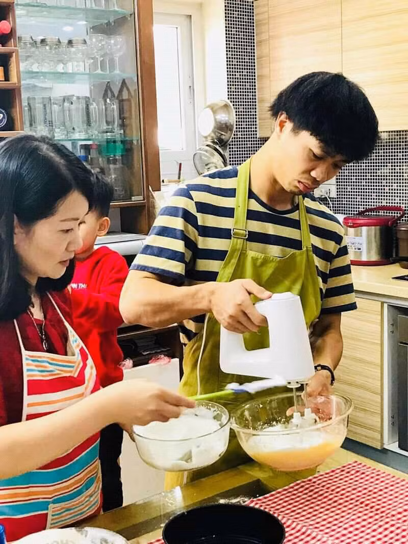 Hình ảnh Công Phượng đeo tạp dề, chăm chú theo dõi người cô hướng dẫn từng bước làm bánh đã nhanh chóng thu hút nhiều sự quan tâm từ người hâm mộ.