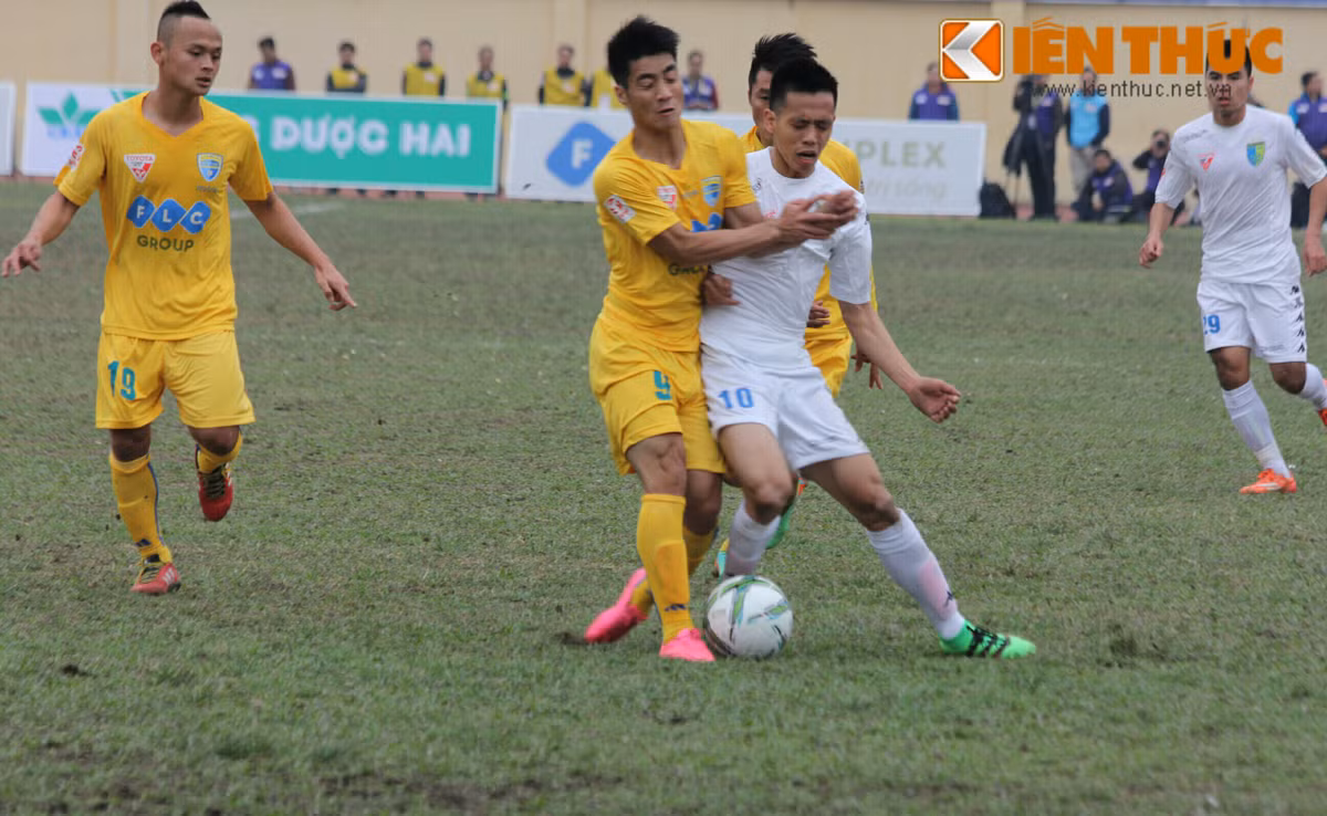 Lần lượt Văn Quyết, Thành Lương và Samson liên tục đưa ra những câu trả lời về phía khung thành của Thanh Hóa nhưng tất cả vẫn chỉ dừng ở lại mức cơ hội.