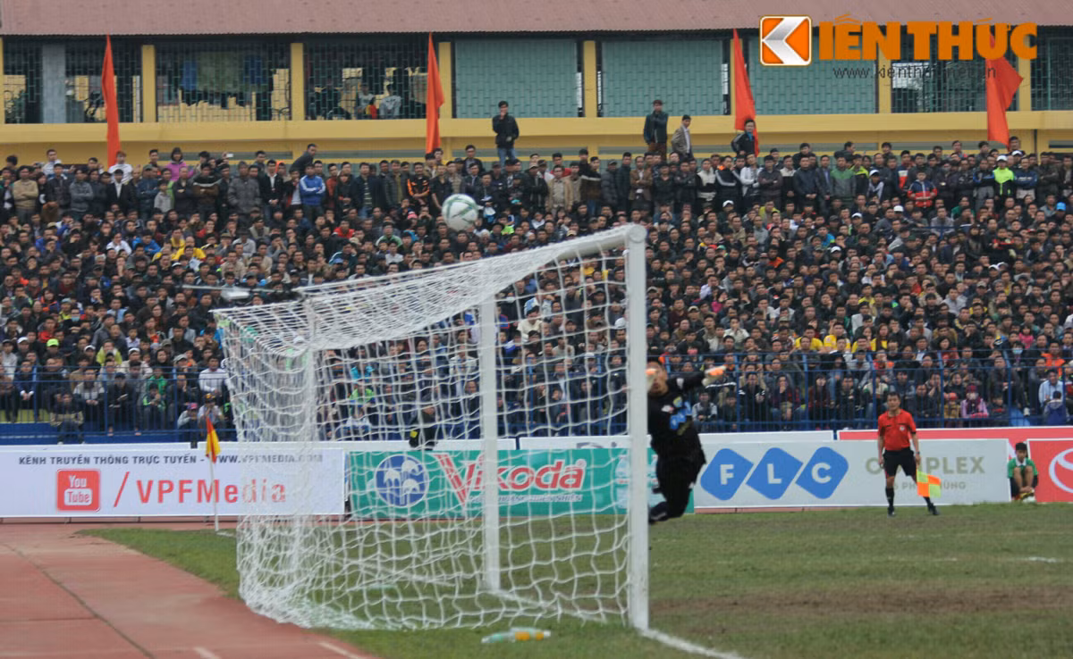 Bước vào đầu hiệp hai, Hà Nội T&amp;T Á quân của V.League 2015 đã gia tăng sức ép và nhiều lần khiến khung thành của Thanh Hóa trao đảo.