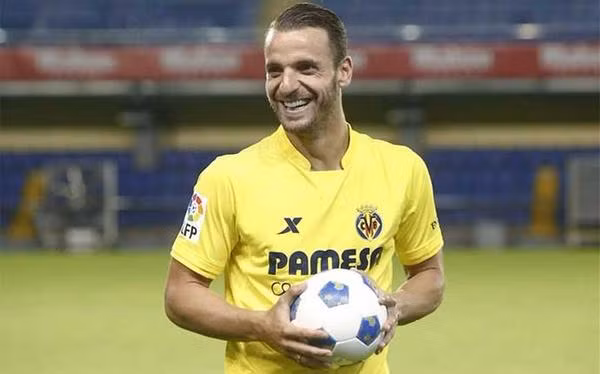 Soldado phiêu dạt tới Thổ Nhĩ Kỳ: Villarreal xác nhận đã đạt thỏa thuận bán tiền đạo Roberto Soldado cho Fenerbahce. Ngay trong ngày hôm qua, chân sút 32 tuổi này đã đáp chuyến bay tới Thổ Nhĩ Kỳ để hoàn tất hợp đồng. "Tàu ngầm vàng" sẽ thu về 10 triệu euro cho thương vụ này. Ảnh: Goal