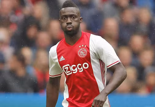 Tottenham săn trung vệ Ajax: Do đã từng thành công với nhiều cầu thủ từ Ajax nên Tottenham tiếp tục đàm phán với đội bóng Hà Lan để sở hữu trung vệ Davison Sanchez. Tài năng trẻ 21 tuổi này được định giá khoảng 35 triệu bảng. Nếu thành công, đây sẽ là tân binh đầu tiên của Spurs trong phiên chợ hè năm nay.
