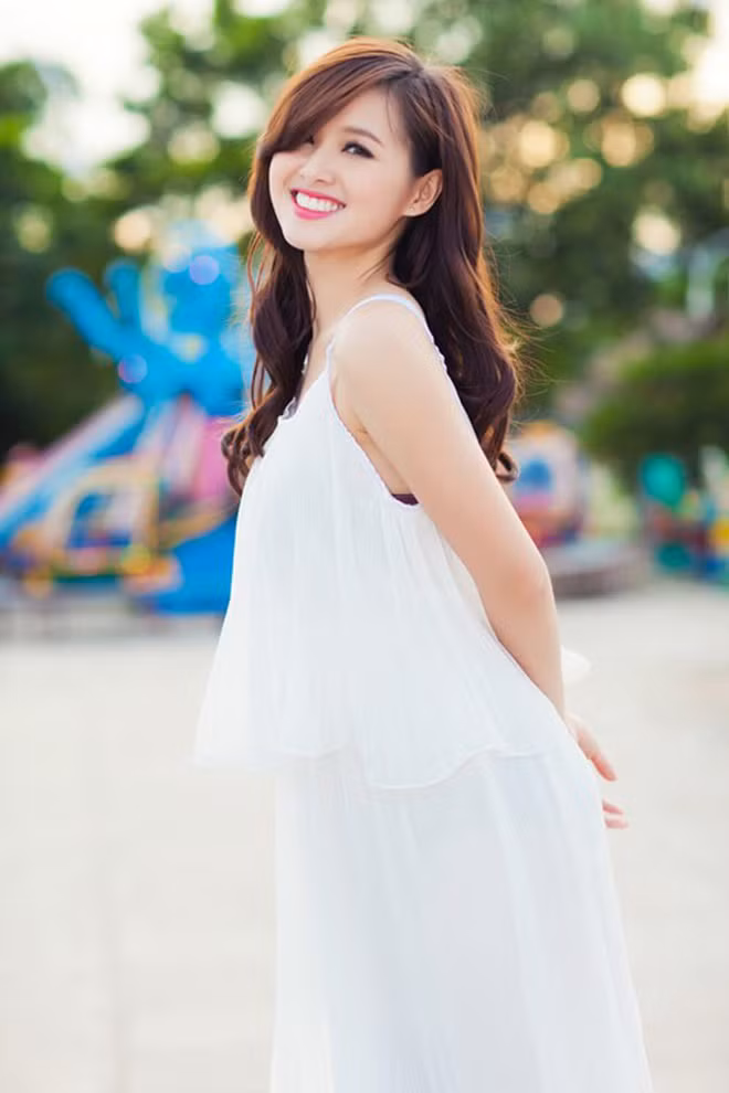 Trước và sau khi lấy chồng, sinh con, Tâm Tít đều xinh đẹp. Điểm duy nhất đã thay đổi ở ngoại hình của hot girl này chính là kích cỡ của vòng 1. Đây có lẽ là tác dụng của việc sinh nở?