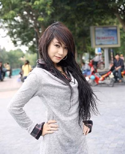 Trong 6 tháng điều trị, người đẹp phải tiến hành mổ 3 lần. Do sức khỏe suy kiệt nên Dạ Ly chỉ còn nặng 30kg trước khi mất. "Tôi chưa từng thấy người con gái nào cứng rắn mà lạc quan như em ấy. Dù mắc bệnh nhưng Dạ Ly vẫn thích làm đẹp như những bạn gái khác và không muốn ai phải lo lắng cho mình", người bạn này chia sẻ.