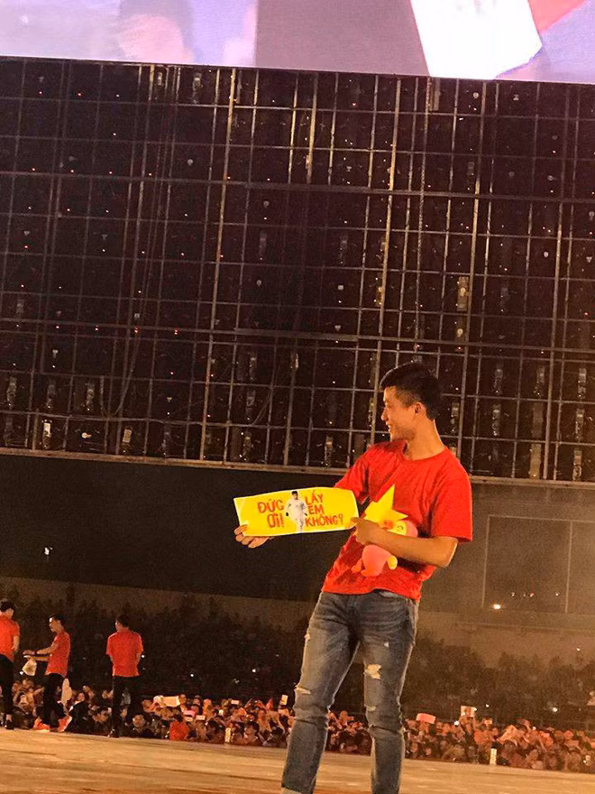 Văn Đức nhân tâm poster tỏ tình của một fan nữ "Đức ơi! Lấy em không".