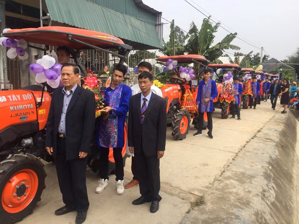 Trong suy nghĩ của nhiều người, máy cày chỉ là nông cụ giúp người nông dân thay thế trâu bò ngoài đồng. Tuy nhiên, ở nhiều vùng quê, muốn thể hiện sự độc đáo nhiều gia đình đã lựa chọn loại máy móc này thành phương tiện trong các lễ ăn hỏi hay rước dâu. Mới đây nhất, tại huyện Đức Phong, thị trấn Gia Lộc, thành phố Hải Dương, tỉnh Hải Dương giữa chú rể là Trần Hùng Phong và cô dâu là Thanh Mai đã gạt bỏ những siêu xe để sử dụng máy cày trong lễ ăn hỏi của mình.