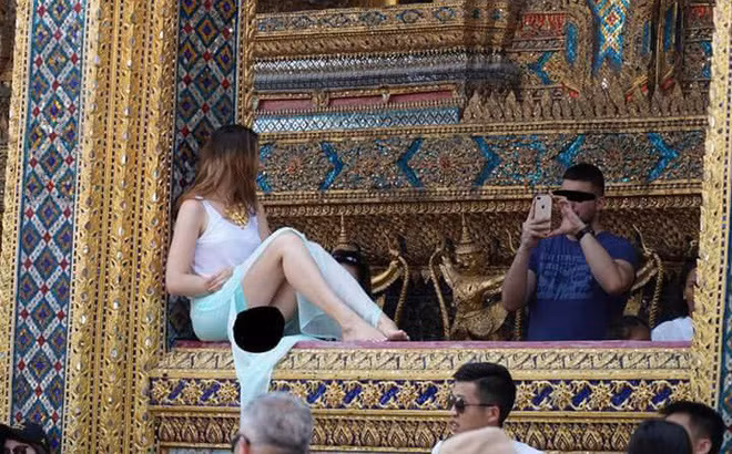 ...đặc biệt là các điểm du lịch tâm linh như chùa.