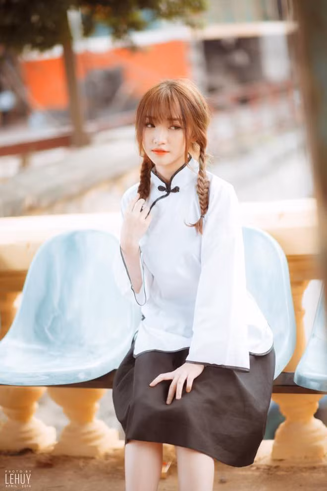 Với làn da trắng, sống mũi cao cao cùng những đường nét ưa nhìn, trông Nhật Hoa luôn tỏa sáng trong mọi khung hình, kể cả là những khi đang stream game.