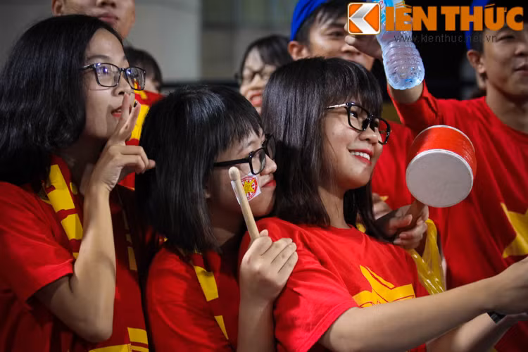 Ngày các cầu thủ U19 Việt Nam thi đấu cũng rơi đúng vào dịp rằm Trung Thu nên các bạn trẻ của hội CĐV VFS đã lên ý tưởng khá đặc biệt đó là phá cỗ cũng như đi rước đèn ngay trên SVĐ Hàng Đẫy.