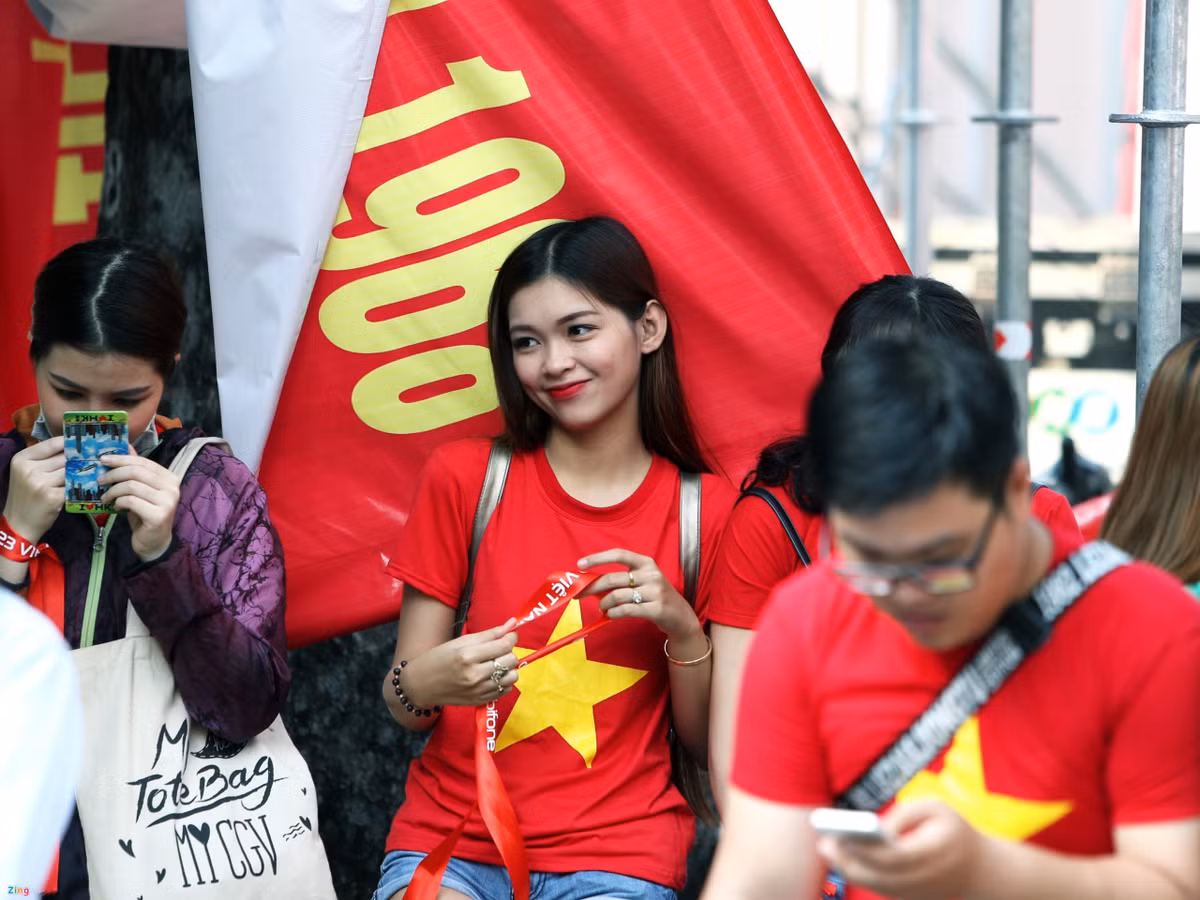 Những CĐV xinh đẹp chờ đón U23 Việt Nam tại Sài Gòn. Ảnh: Zing.vn