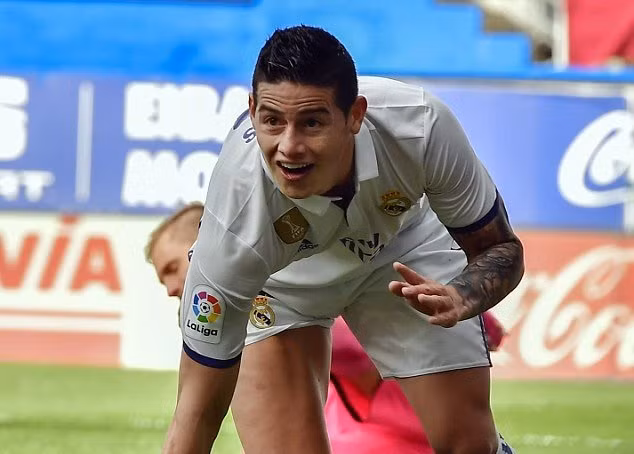 Vụ James Rodriguez và Real lại có 'biến': Theo truyền thông Tây Ban Nha, Bayern Munich đã nhập cuộc đua giành chữ ký của James Rodriguez trong kỳ chuyển nhượng hè. Thông tin này đã xuất hiện trên trang bìa của tờ Marca hôm nay, một trong những tờ báo thân tín của Real Madrid và nắm bắt không ít thông tin quan trọng của đội bóng. HLV Carlo Ancelotti đang muốn tái hợp với cậu học trò cũ ở sân Allianz Arena. Ông đã đưa James đến La Liga năm 2014 và anh đã có năm đầu tiên thi đấu bùng nổ trong màu áo Los Blancos. Tuy nhiên ở mùa giải này, dưới thời Zinedine Zidane, cơ hội của cầu thủ người Colombia rất hạn chế.