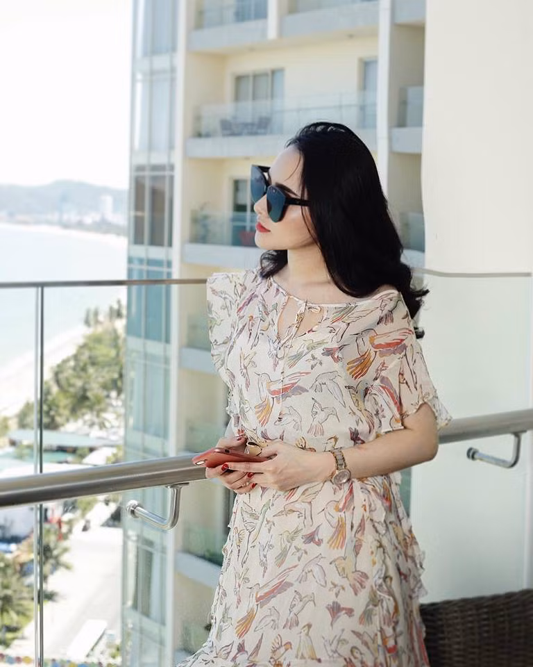 Ngay sau đó, dân mạng đã truy lùng danh tính của hot girl bán trà sữa trong clip và được biết đó là Lê Mai Chúc, sinh năm 1992, quê ở Cần Thơ nhưng hiện đang sinh sống và làm việc tại Hà Nội cách đây 6 năm.