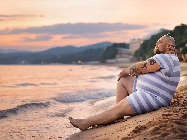 Trong bộ ảnh của mình, người đàn ông bụng bia tên Victor Vodolazk trở thành người mẫu chính và thường xuyên có những dáng chụp vô cùng độc đáo.