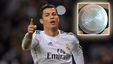 Trong bức ảnh đăng trên mạng xã hội Twitter của mình, đồng đội của CR7 là Alvaro Arbeloa đã khoe chiếc đồng hồ được CR7 tặng.