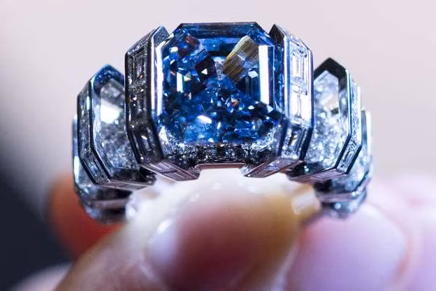 Được chế tác bởi Cartier, chiếc nhẫn kim cương màu xanh dương 8,01 carat này tham gia đấu giá tại Sotheby's Magnificent Jewels và Noble Jewels ở Geneva, Thụy Sĩ vào ngày 16/11/2016. Ước tính nó có giá khoảng 15-25 triệu USD.